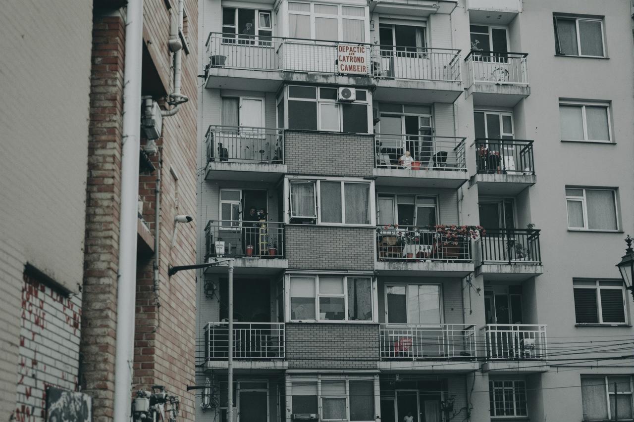 大城市房东群体现象调查：月入数万却哭穷，背后真相令人深思